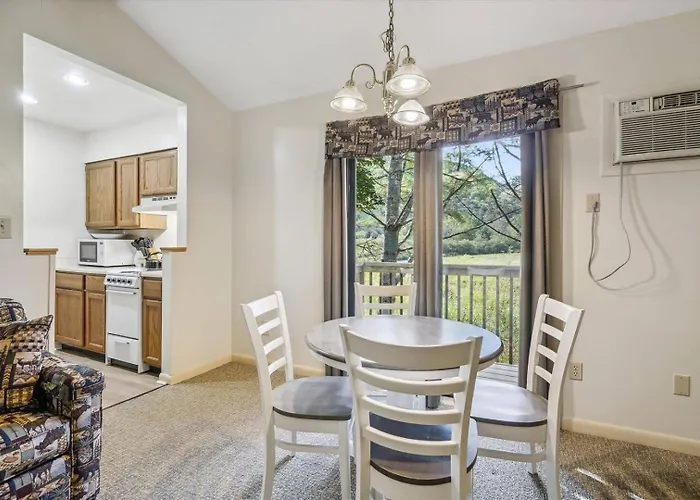 202 Cedarbrook One Bedroom Queen Suite