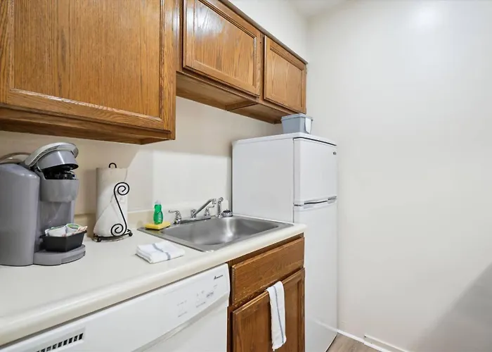 202 Cedarbrook One Bedroom Queen Suite